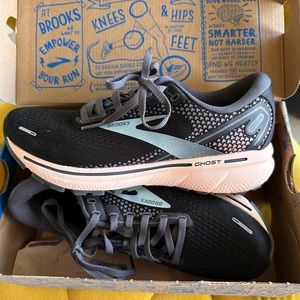 Brooks sneakers size 7.5 Brand new.